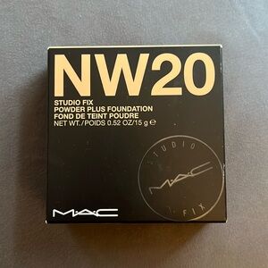 • M A C • Cosmetics 
Studio Fix